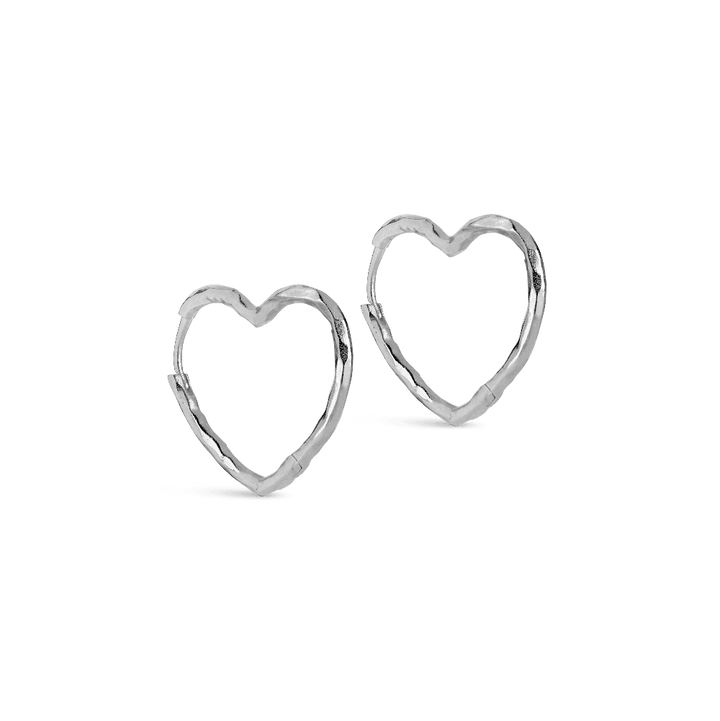 Enamel Organic Heart Medium Hoops toont een paar zilveren oorbellen in een open hartvorm. Model e414sm-1