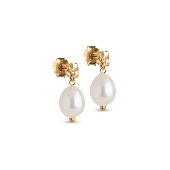 enamel-poe-pearl-studs e384gm-pearl toont elegante oorbellen met witte parels en vergulde details, Model E384GM-PEARL