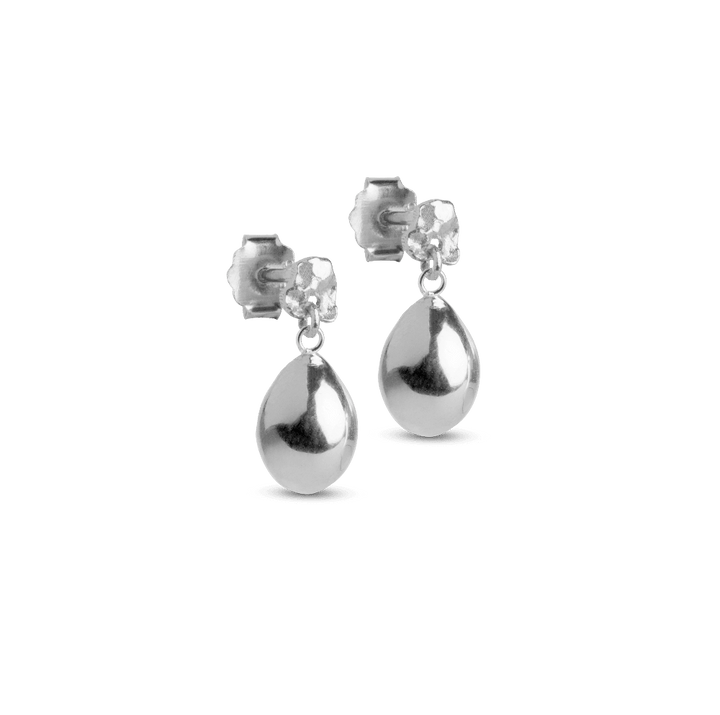 enamel-poe-studs-i-sol, zilveren druppelvormige studs gefotografeerd tegen een neutrale achtergrond. Model e385sm-1