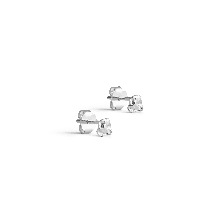 Enamel Rio Mini Studs Verzilverd weergegeven als kleine, glanzende studs in organische vorm. ModelE331SM-E331SM-1.
