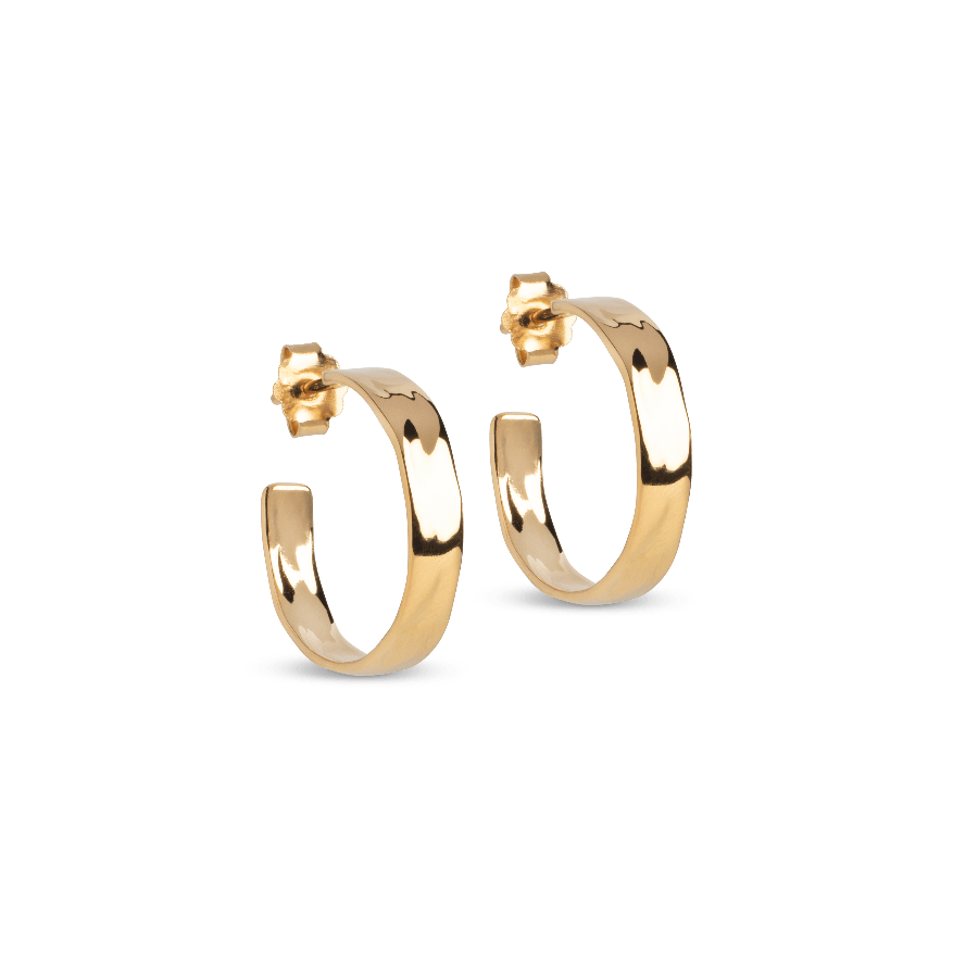 enamel sandra narrow gold plated hoops 18mm toont een set smalle, glimmende goudkleurige oorbellen. ModelE392G-E392G-1