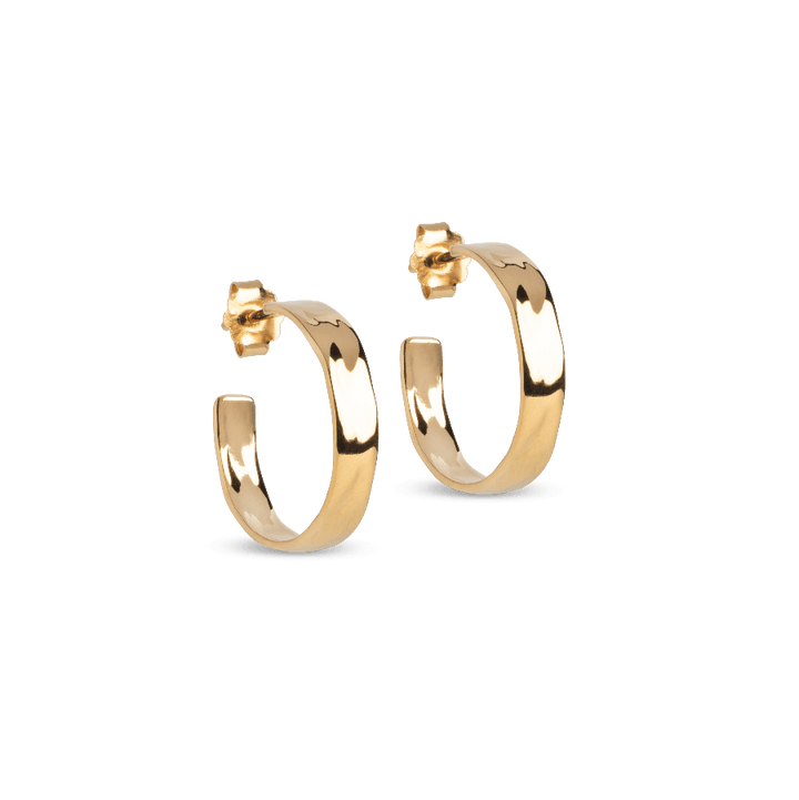enamel sandra narrow gold plated hoops 18mm toont een set smalle, glimmende goudkleurige oorbellen. ModelE392G-E392G-1