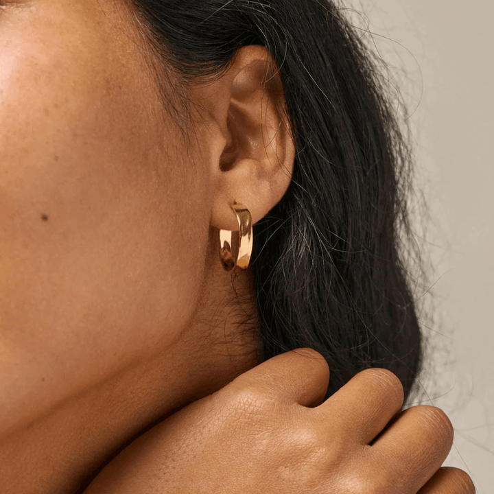 enamel sandra smalle vergulde hoepels 18 mm afgebeeld gedragen in het oor van model, goudkleurig, model e392g-e392g-2