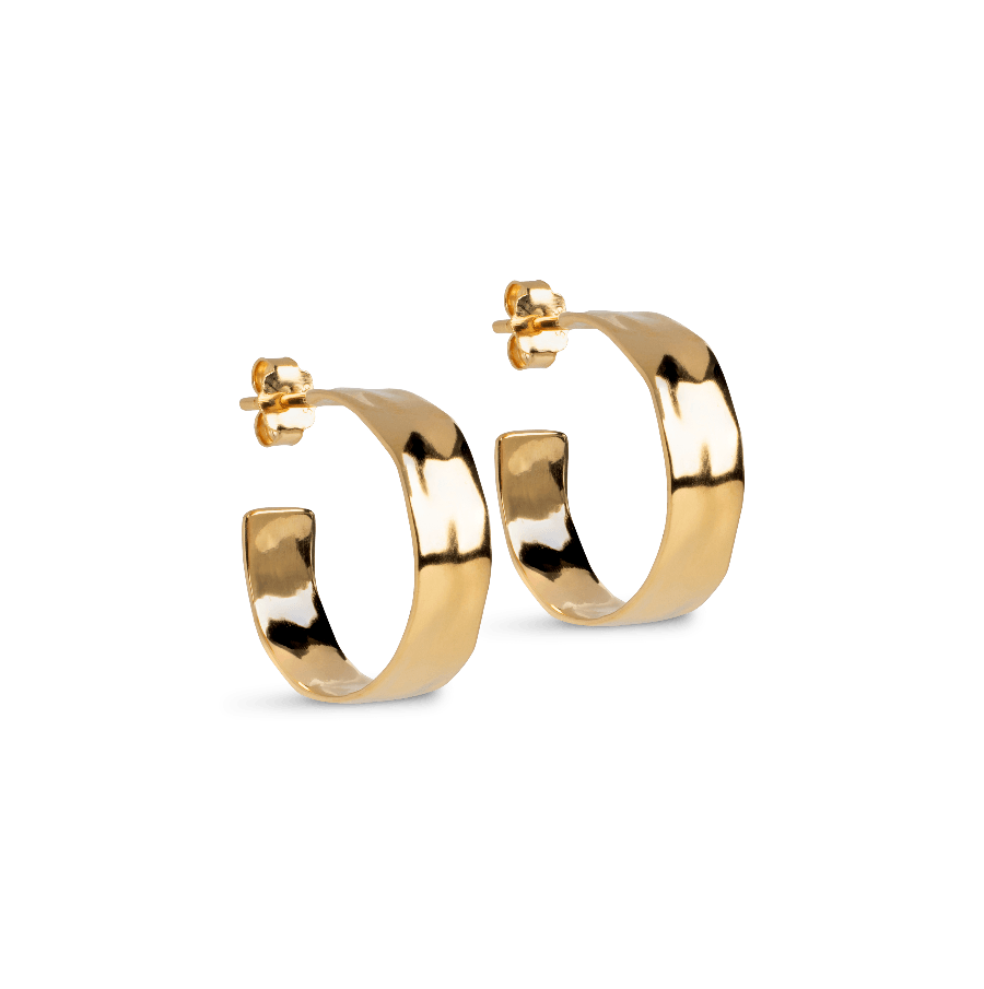 Enamel Sandra Wide Gold Plated Hoops 20mm toont brede, glanzende vergulde oorbellen in een klassieke ronde vorm. Model e393g-e393g-1