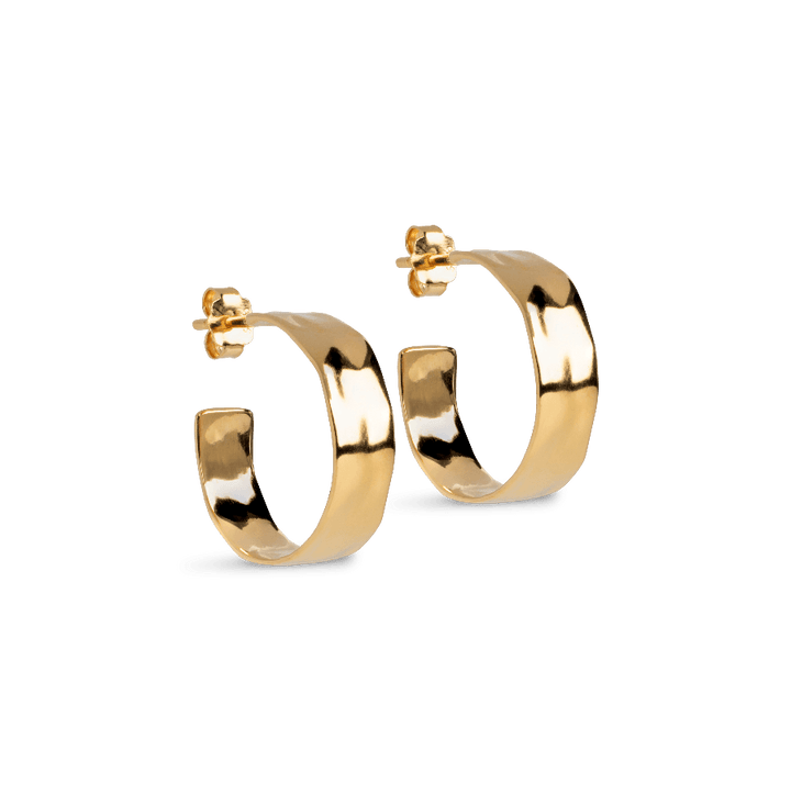 Enamel Sandra Wide Gold Plated Hoops 20mm toont brede, glanzende vergulde oorbellen in een klassieke ronde vorm. Model e393g-e393g-1