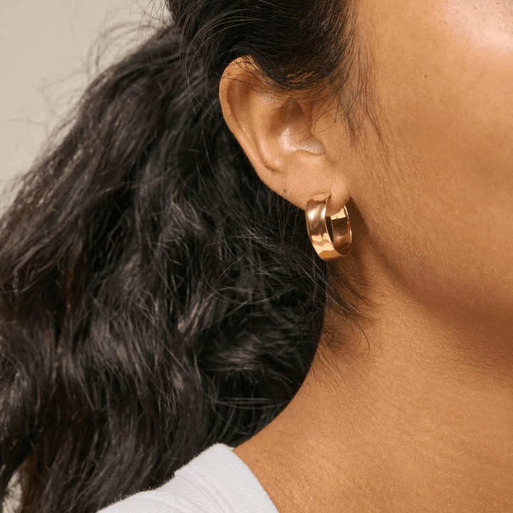 enamel sandra brede vergulde hoepels 20 mm gedragen in het oor, glanzend goudkleurig oppervlak, model e393g-e393g-2