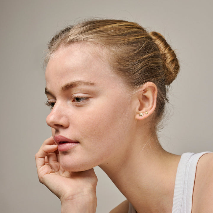 enamel kleine zonneschijnoorbellen e420g afgebeeld op model, elegante kleine gouden oorbellen met zonontwerp, model e420g