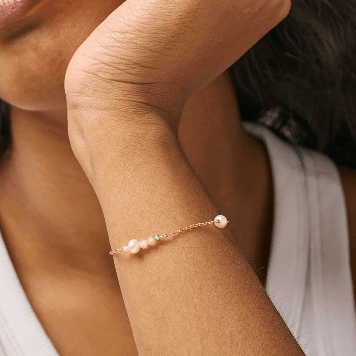 enamel sofia armband armband met parels in roze en goud aan de dameshand, model b136gm-lichtroze