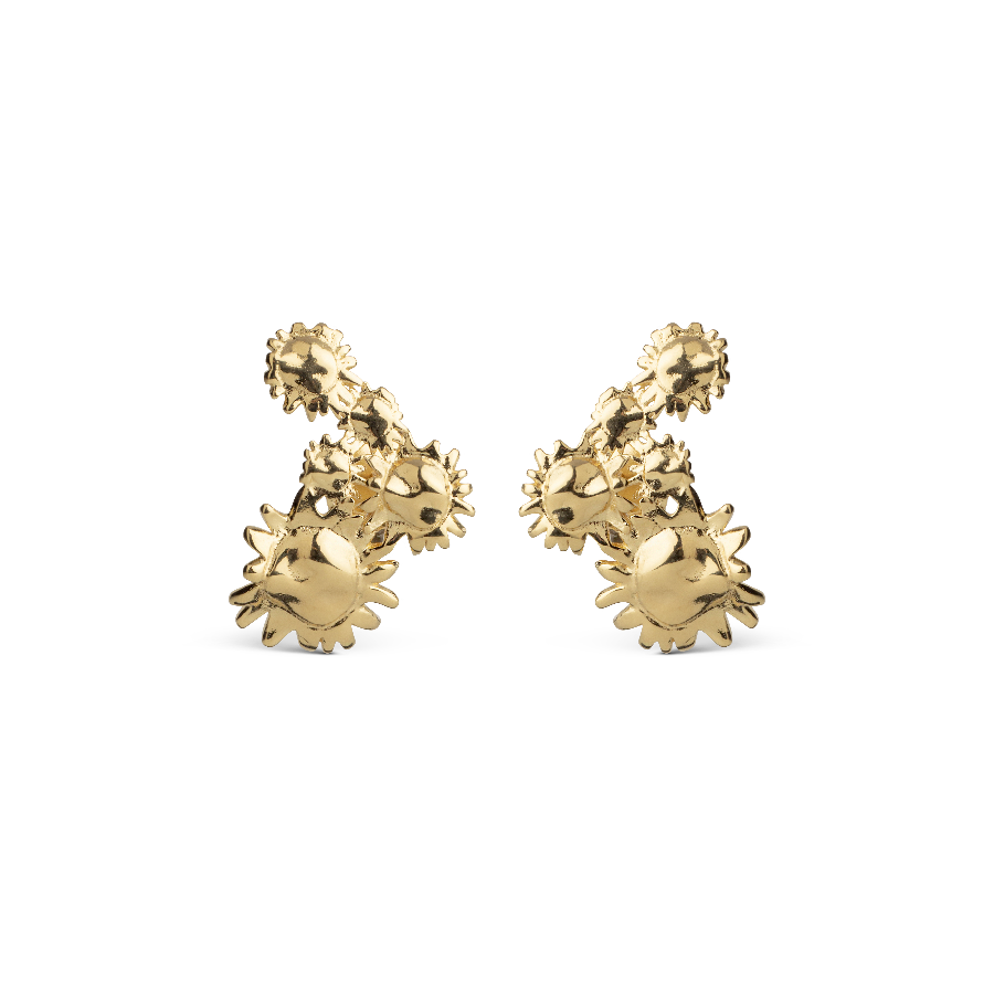 enamel sunshine field stud e417g-1 toont glanzende gouden studs met zonvormige details, model e417g-1