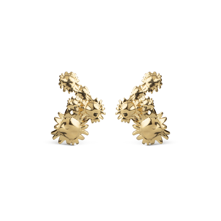 enamel sunshine field stud e417g-1 toont glanzende gouden studs met zonvormige details, model e417g-1