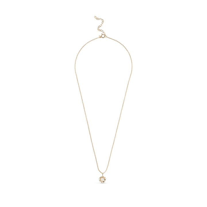 enamel zonneschijnketting madeliefje n136g toont een fijne, gouden ketting met een hanger in de vorm van een zon op een witte achtergrond. Model n136g-daisy-1