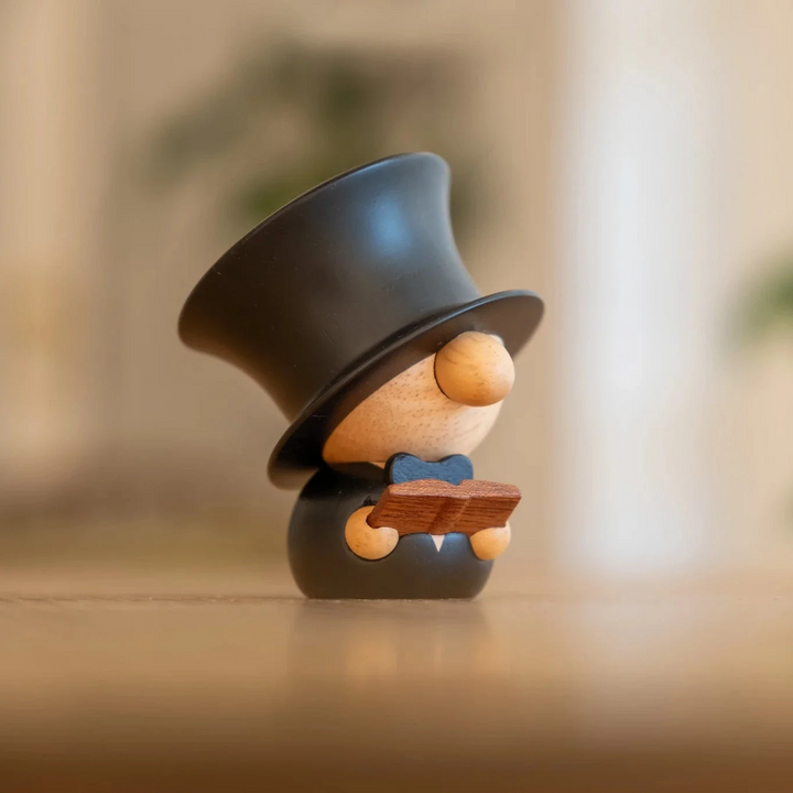 FableWood H.C. Andersen Houten figuur met zwarte hoge hoed en boek, staand op tafel, Model 8001-1