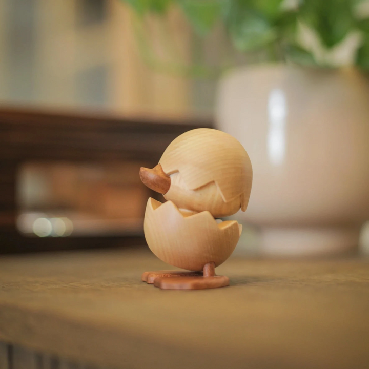 Fablewood HC Andersen's The Ugly Duckling als gesneden houten figuur, licht hout met lichtbruine snavel en voet, model 8003-1