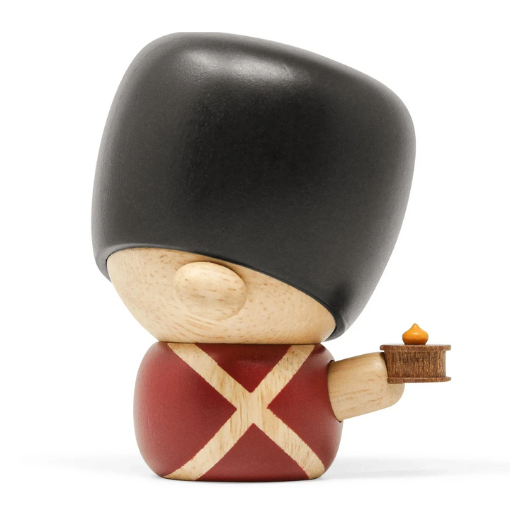 Fablewood Houten Firesuit-figuur van HC Andersen in rood uniform, zwarte hoed en klein detail in de hand, model 8005-2.