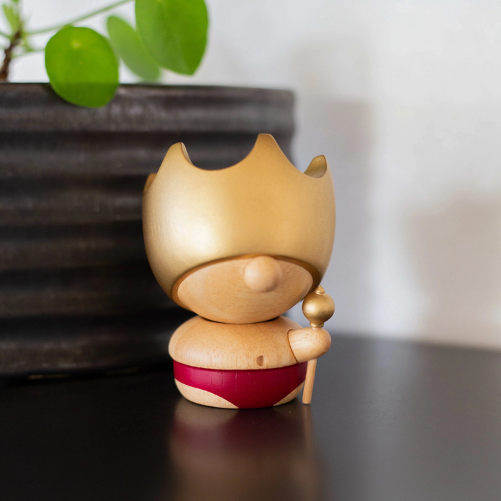 Fablewood H.C. Andersen's The Emperor's New Clothes houten figuur met gouden koningskroon en rood detail. Model 8004-1