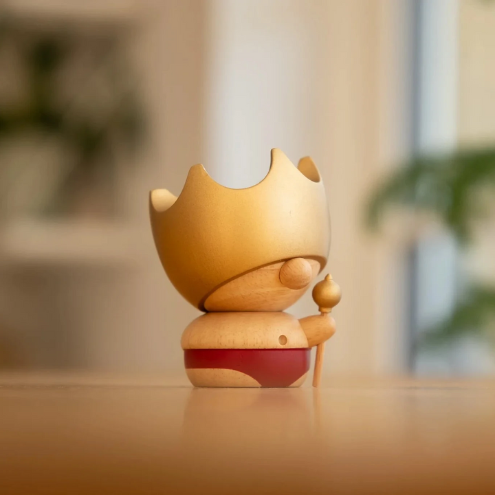 FableWood Houten figuur The Emperor's New Clothes van HC Andersen met kroon en rood detail, model 8004-2.