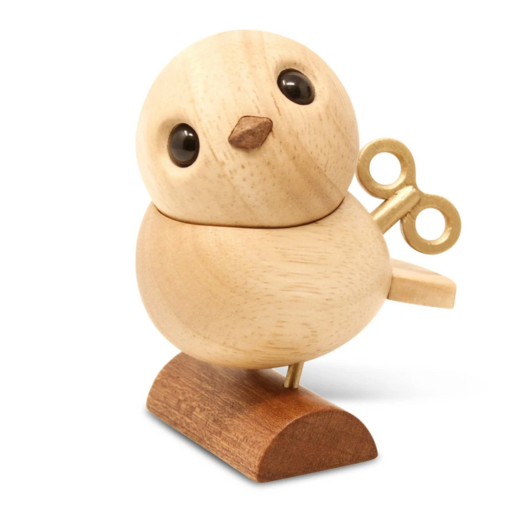 Fablewood De Nachtegaal van HC Andersen toont een kleine houten vogel met een koperen sleutel en een donkere voet. Model 8002-2.