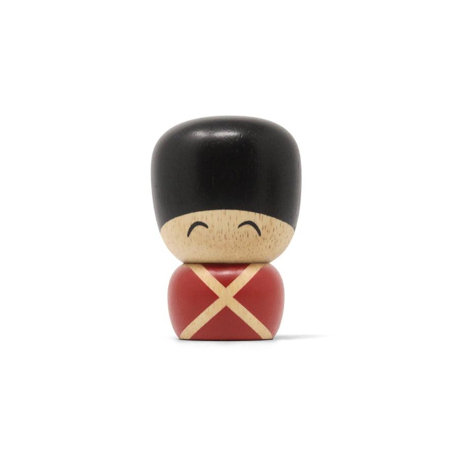 Fablewood Little Garder Christian, een klein houten figuurtje in een rood en zwart uniform. Model 1400-1