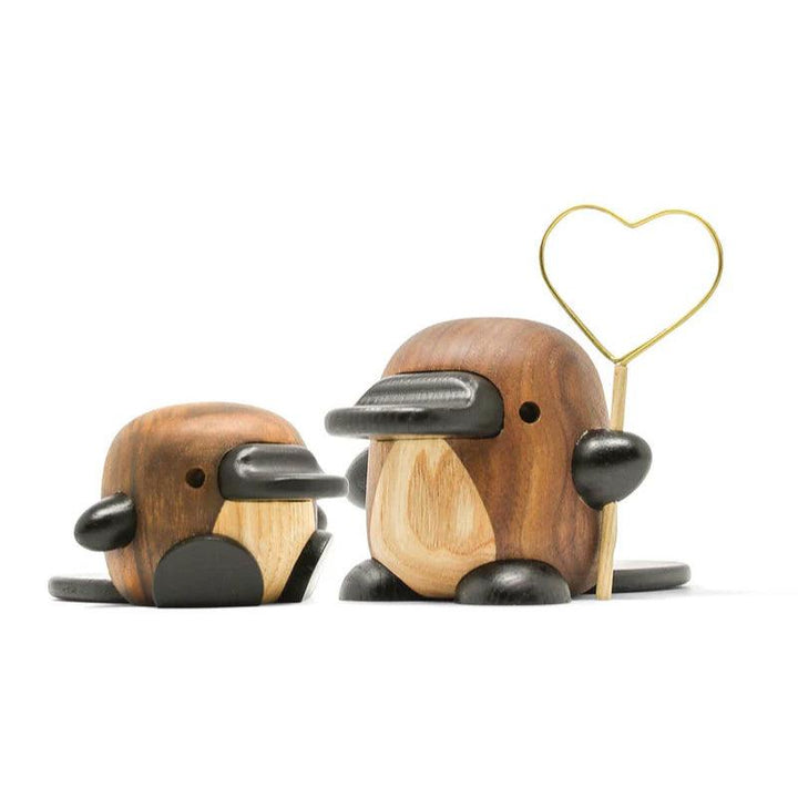 FableWood Maria het vogelbekdier, twee figuren, donker en licht hout met zwarte details, met een hart in de hand, Model 1404-2