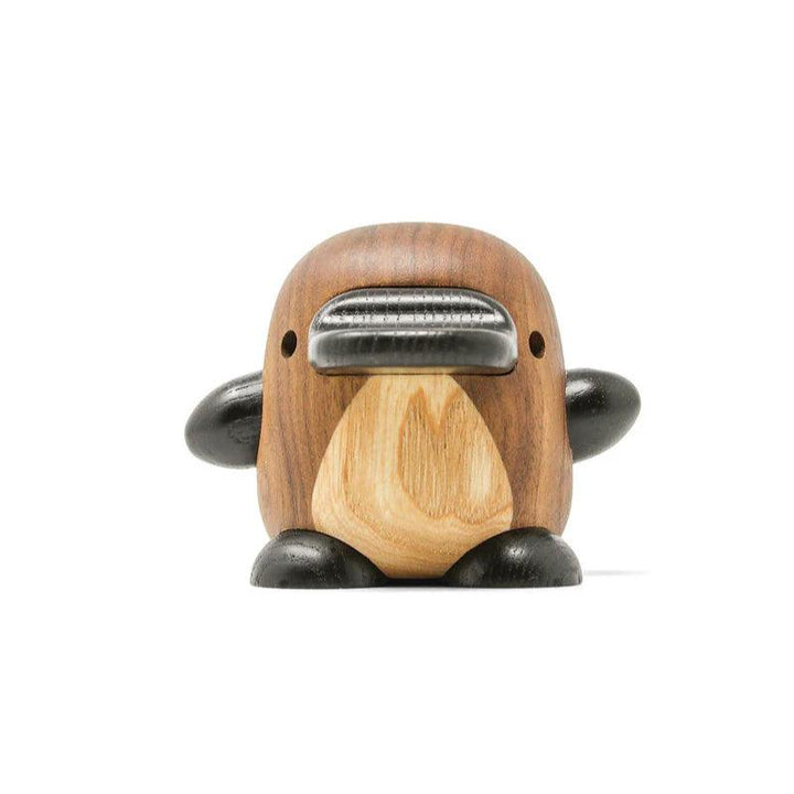 Fablewood Perry het vogelbekdier in hout, zoete decoratie in donker en licht hout, weergegeven op een witte achtergrond. Model 1403-1