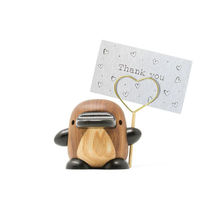 Fablewood Perry het Vogelbekdier toont een decoratieve houten figuur in bruintinten met een metalen bord, Model 1403-2.