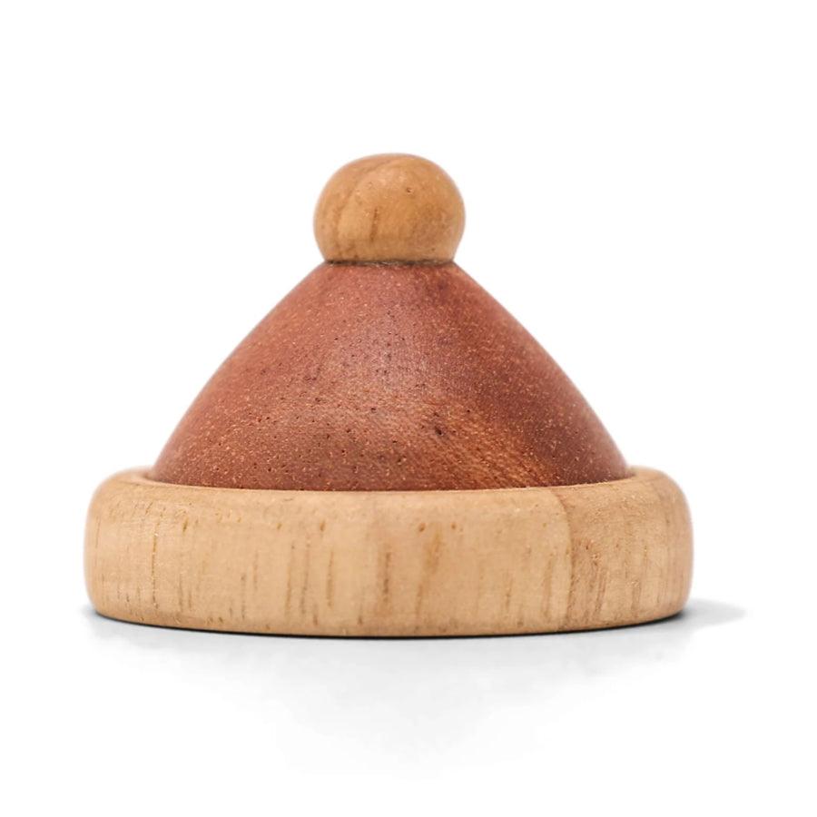 Fablewood Kerstmuts van natuurlijk hout met rode en lichte rand, model 7002-1, vanaf de voorkant gezien op een witte achtergrond.