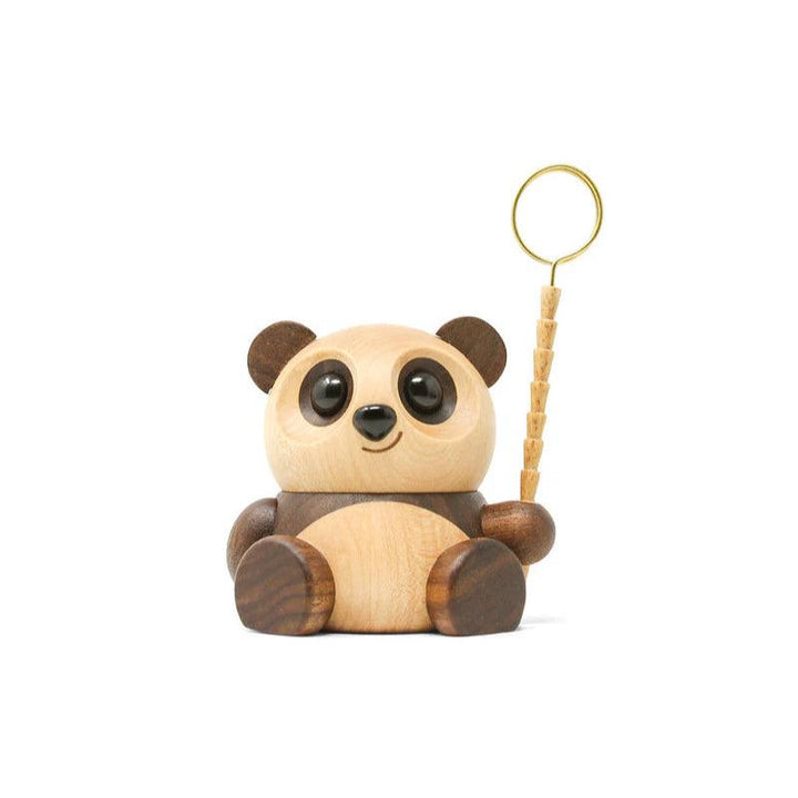 Fablewood De panda Chi Chi zittend in licht en donker hout met een grote ring in de poot, Model 1407-2.