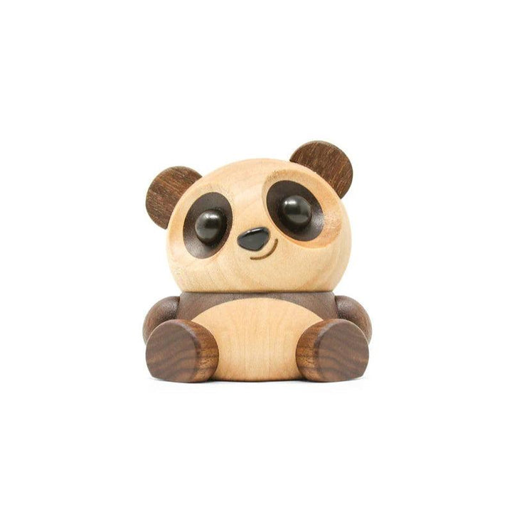 Fablewood Pom Pom The Little Panda, lief zittend houten figuurtje in lichte en donkere tinten, Model 1408-1.