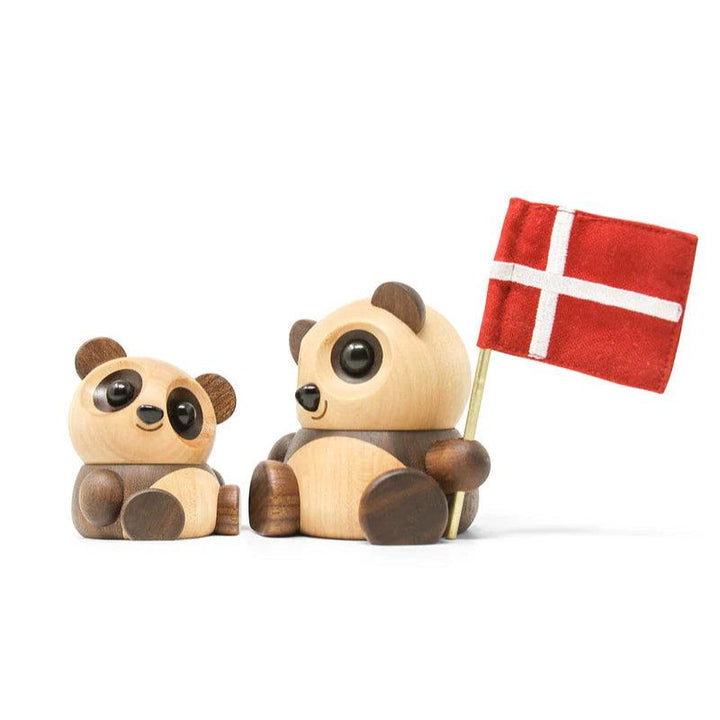 Fablewood Pom Pom The Little Panda, twee houten figuren in bruintinten, één met Dannebrog. Model 1408-2