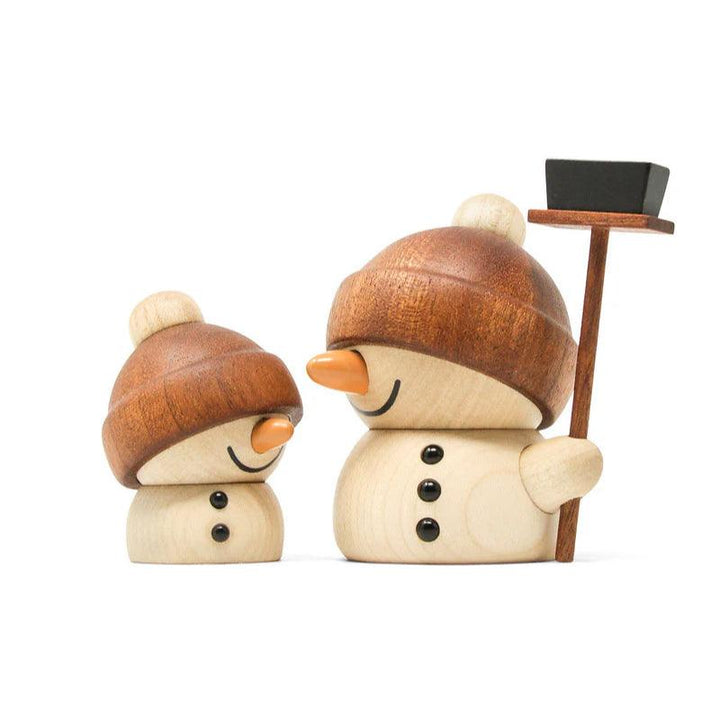 FableWood Sundae the Snowman toont twee felgekleurde houten figuren met bruine hoeden en wortelneuzen. Model 1406-2