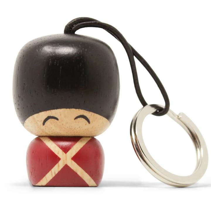 Fablewood Vincent Den Lille Garder Sleutelhanger in geverfd hout, rode en zwarte figuur met sleutelhanger, Model 1409-1.