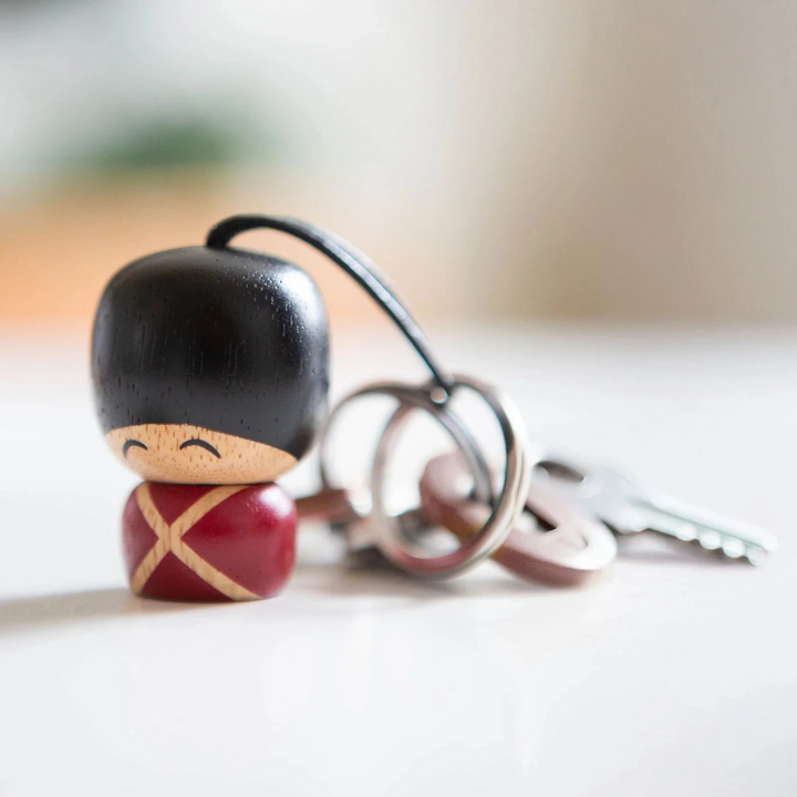 Fablewood Vincent de kleine bewaker sleutelhanger in hout, rood en zwart uniform, model 1409-2