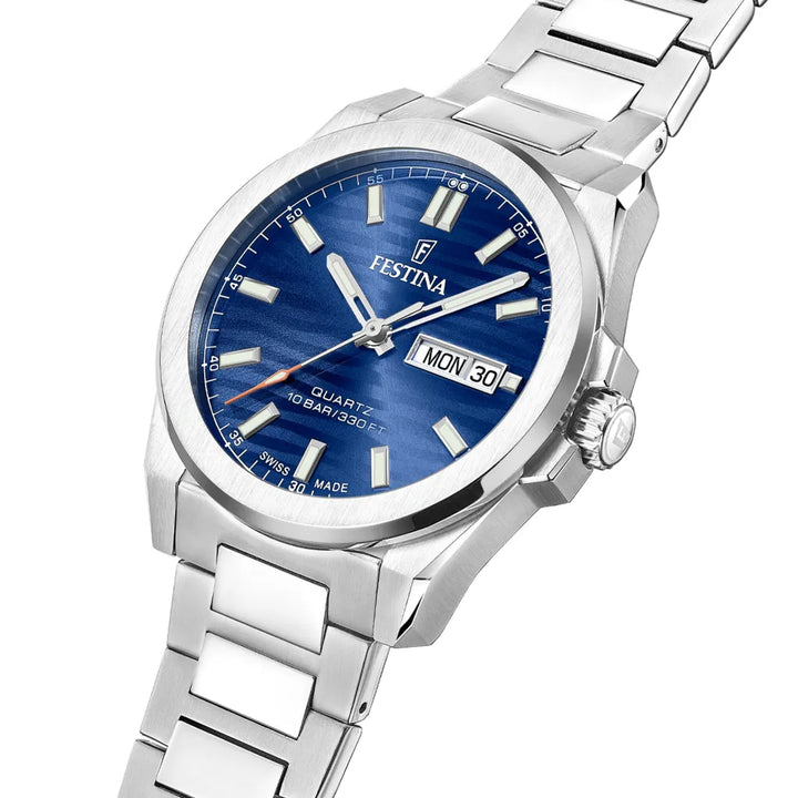 Festina Swiss Made Dune F200733 toont een zilverkleurig horloge met blauwe wijzerplaat en dag-datum. ModelF200733-2
