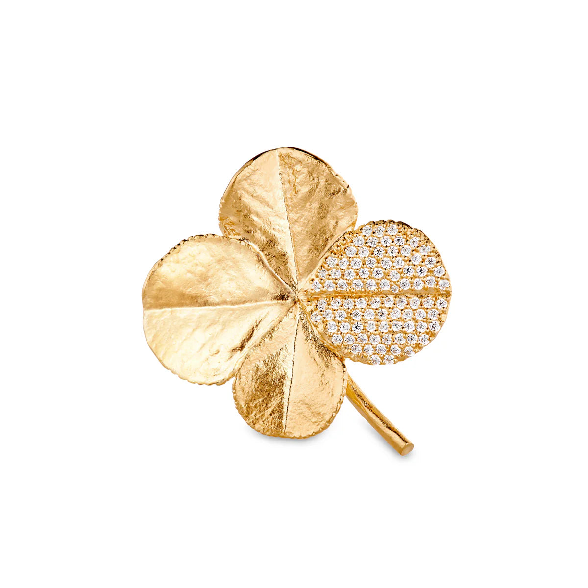 Flora Danica Klavertje vier broche met pavé verguld, detailafbeelding van gouden klavertje vier broche met één blad bezet met kleine heldere steentjes. Model907-FLC-BRO-G-PAVE.