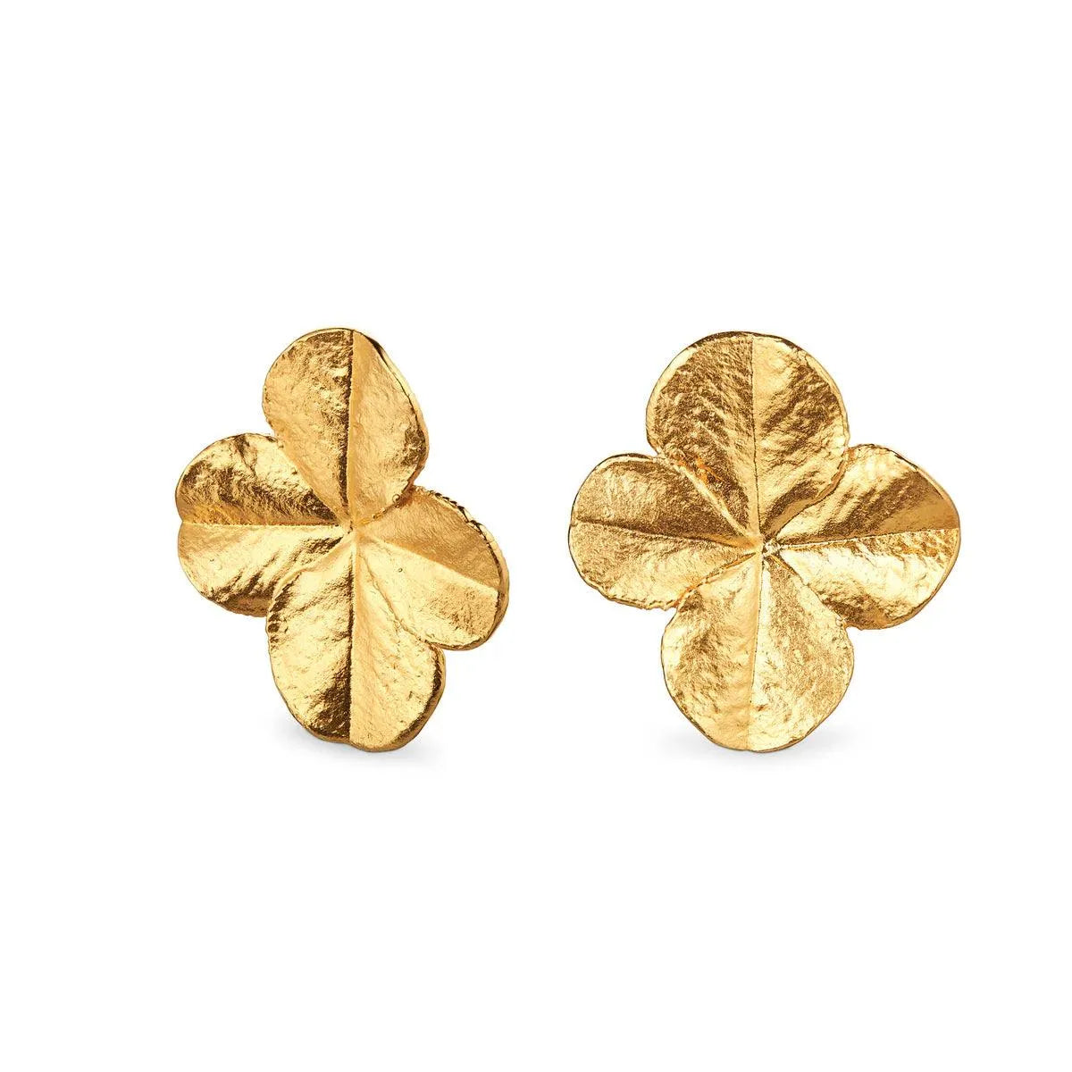 Flora Danica Clover Ear Clips Gold-plated toont een paar gedetailleerde klavervormige oorclips in een gouden look, Model 907-flc-eaclips-g-1.