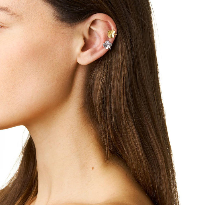Flora Danica Klavertje vier Vergulde Earcuff ziet er elegant uit op het oor, goudkleurig klavertje-ontwerp. Model 907-FLC-EACU-G