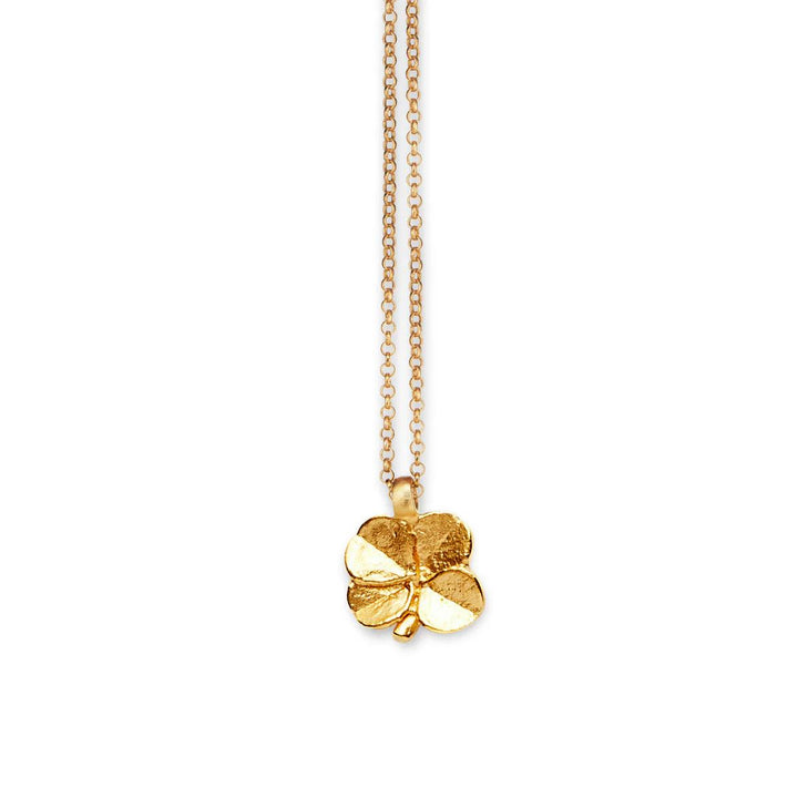 Flora Danica Clover Necklace 18kt Gold toont een close-up van een gouden ketting met een klavertje hanger. Model FLC-NE-18K-G-1.