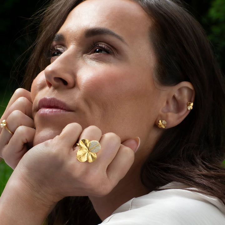 Flora Danica Klavertje vier oorknopjes Pavé verguld verschijnt op elegante gouden klavertje vier oorbellen voor dames. Model907-flc-stpc-g-pave-2