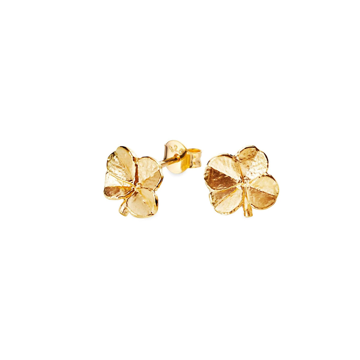 Flora Danica Four Leaf Clover Studs Silver Plated toont een set glanzende, gouden klavertje vier oorbellen. Model 907-flc-stpc-g-1