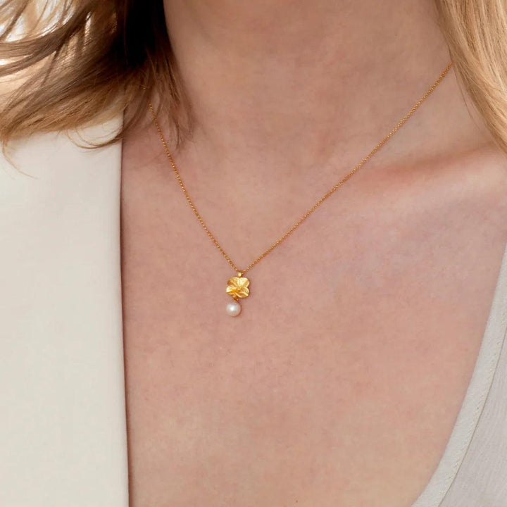 Flora Danica Klavertje vier Parelketting in verguld zilver met klavertje hanger en parel op model. Model907-flc-nepearl-g-2