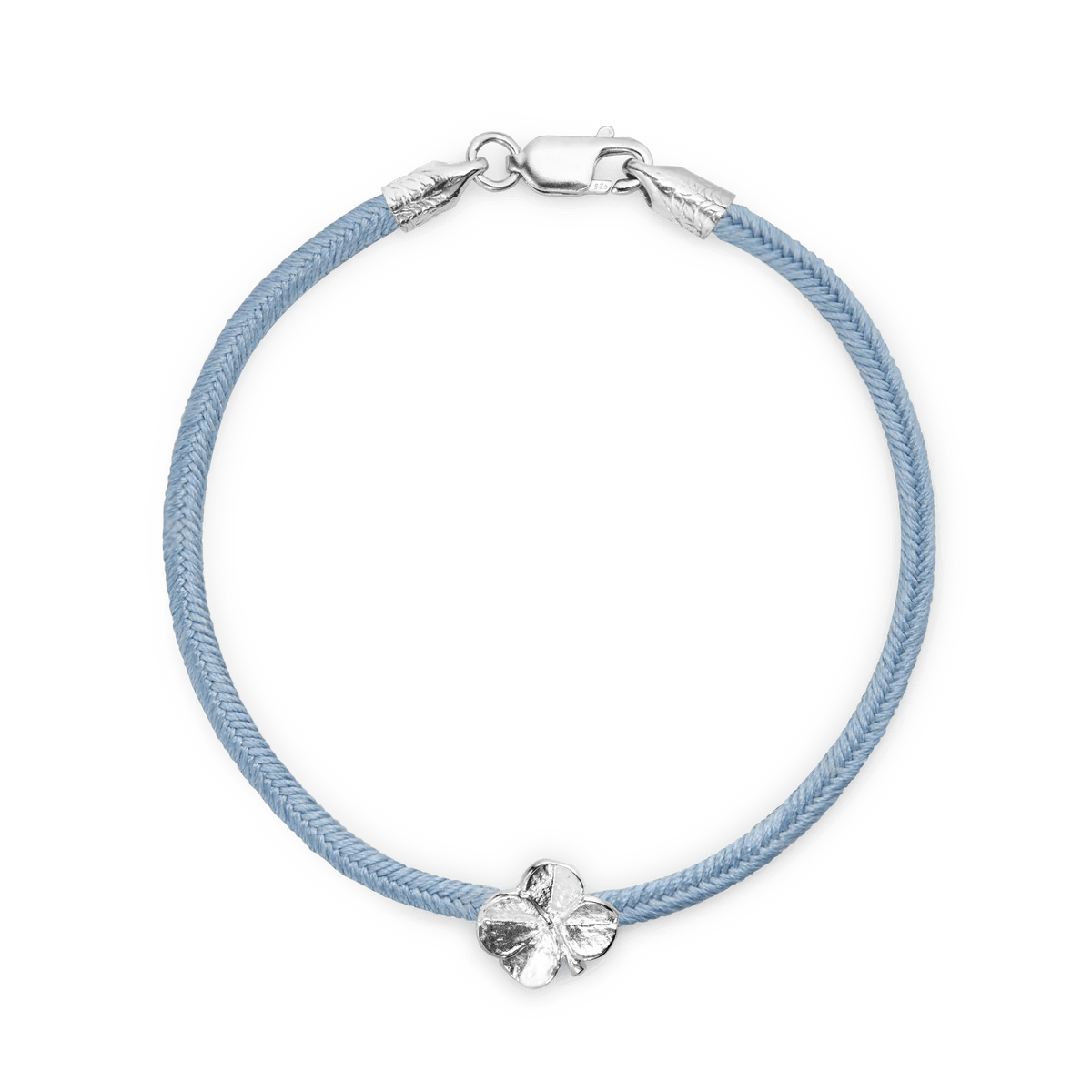 Flora Danica Klavertjevier zijden armband met blauw zijden koord en zilveren klavertje vier detail, Model 907-FLC-SILK-BLUE-S-001-1.