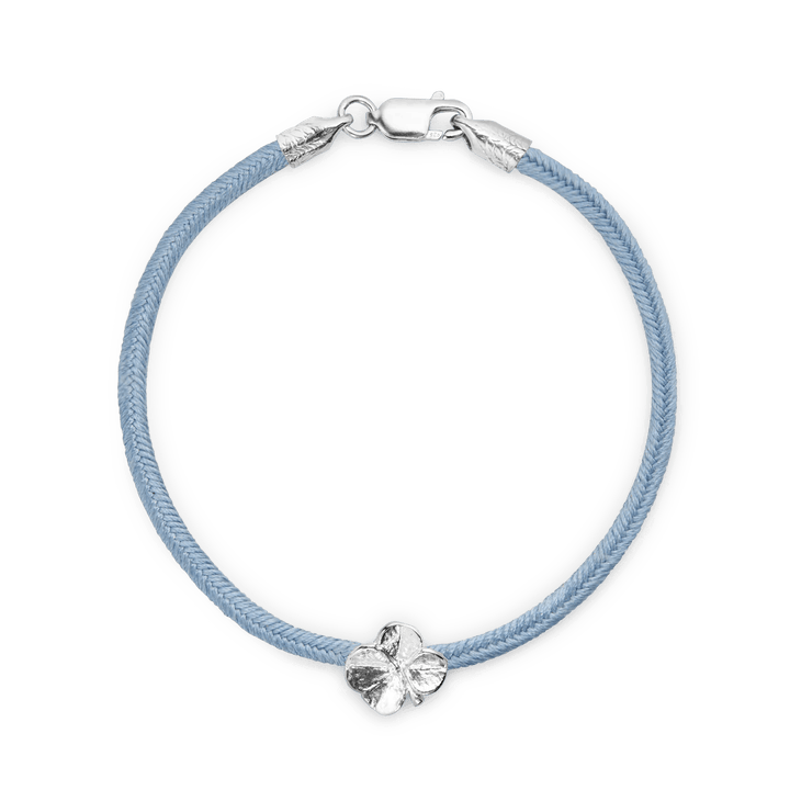 Flora Danica Klavertjevier zijden armband met blauw zijden koord en zilveren klavertje vier detail, Model 907-FLC-SILK-BLUE-S-001-1.