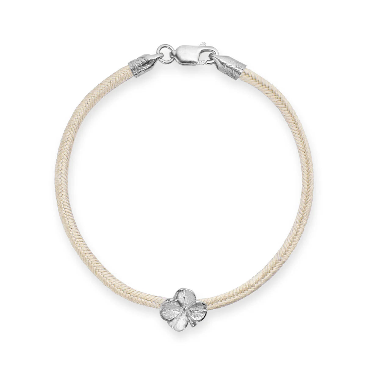 Flora Danica Klavertjevier Zijden Armband Champagne Zilver met licht zijden koord en klavertje vier detail. Model 907-flc-zijde-champagne-s-001-1