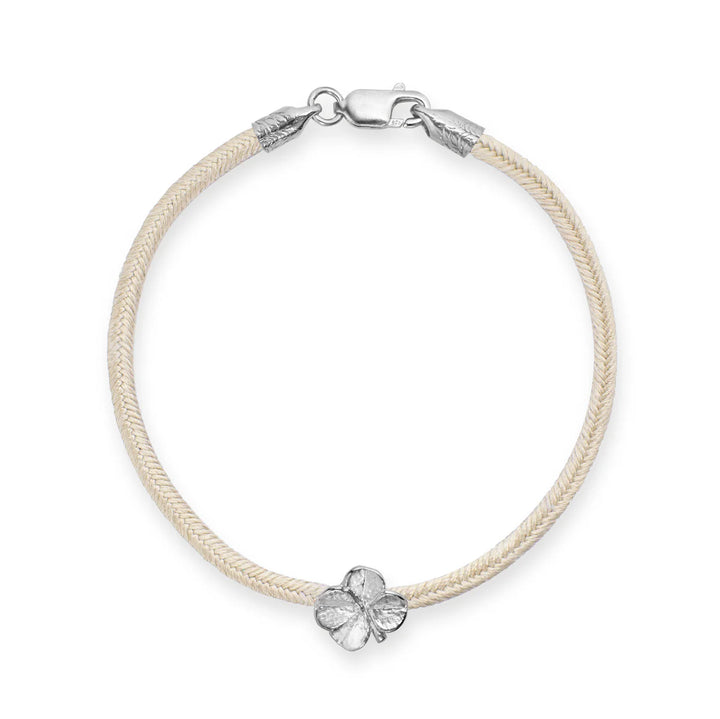 Flora Danica Klavertjevier Zijden Armband Champagne Zilver met licht zijden koord en klavertje vier detail. Model 907-flc-zijde-champagne-s-001-1