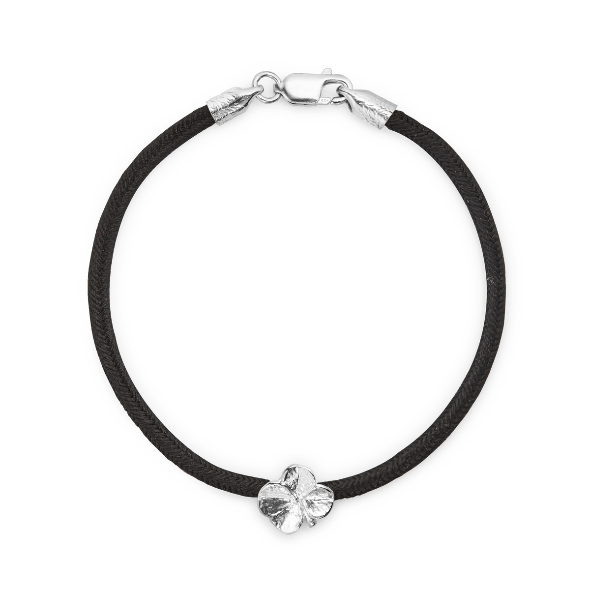 Flora Danica Klavertjevier Zijden Armband Zwart Zilver met zwart zijden koord en zilver klavertje vier detail. Model 907-flc-zijde-zwart-s-001-1