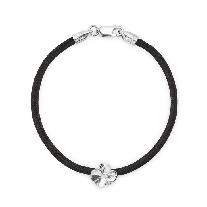 Flora Danica Klavertjevier Zijden Armband Zwart Zilver met zwart zijden koord en zilver klavertje vier detail. Model 907-flc-zijde-zwart-s-001-1