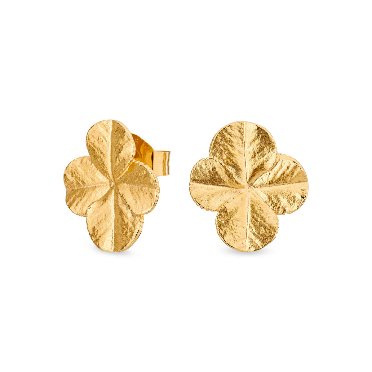 Flora Danica Clover Statement Studs tonen twee gouden, vierpuntige studs met een glanzende, matte afwerking. Model 907-FLC-STPC