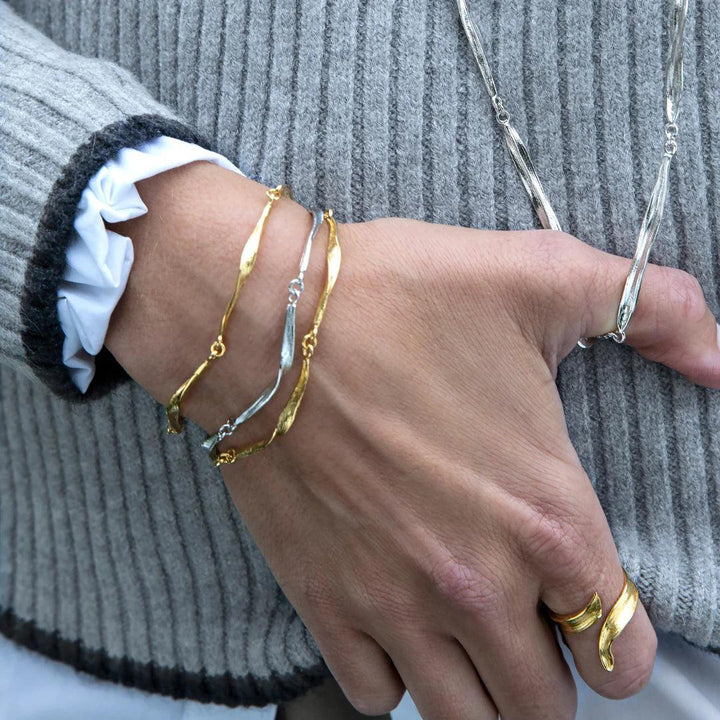 Flora Danica Grass Armband Vergulde, elegante armband in goud- en zilverlook om de pols. Model 907-GR-BRLO-G-2.