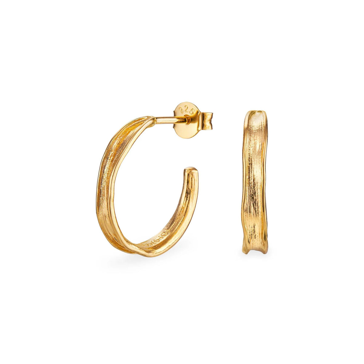 Flora Danica Grass Hoops Zilver Vergulde, ronde getextureerde oorbellen van goudkleurig metaal op een witte achtergrond. Model 907-GR-HOPC-G-1