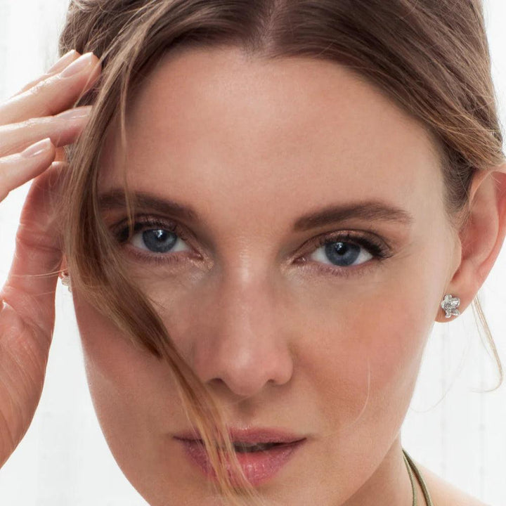 Flora Danica Medium vergeet-mij-niet-oorbellen in zilver afgebeeld op model, elegant detail, model 907-FMN-STPC-MEDIUM-S.